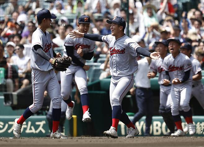 재일 한국계 민족학교인 교토국제고 야구 선수들이 21일 일본 효고현 니시노미야 한신 고시엔구장에서 열린 전국 고교야구선수권대회 준결승전에서 승리를 확정한 뒤 기뻐하고 있다. 니시노미야/교도 연합뉴스