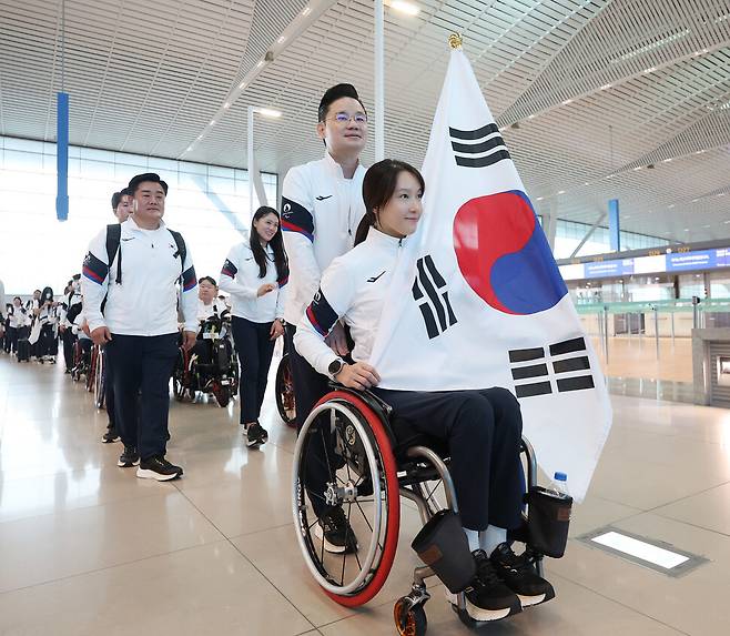 휠체어 펜싱 국가대표 조은혜(맨 앞)가 배동현 선수단장 등과 함께 2024 파리패럴림픽 출전을 위해 21일 오전 인천국제공항을 통해 출국하고 있다. 연합뉴스