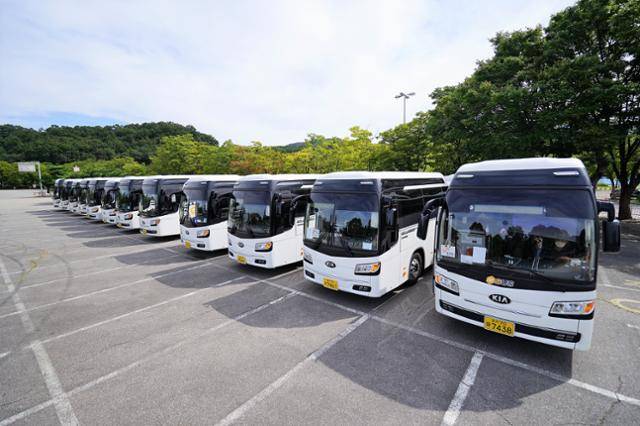위즈돔과 계약한 기업용 통근버스들이 주차장에 줄지어 서 있다. 위즈돔 제공