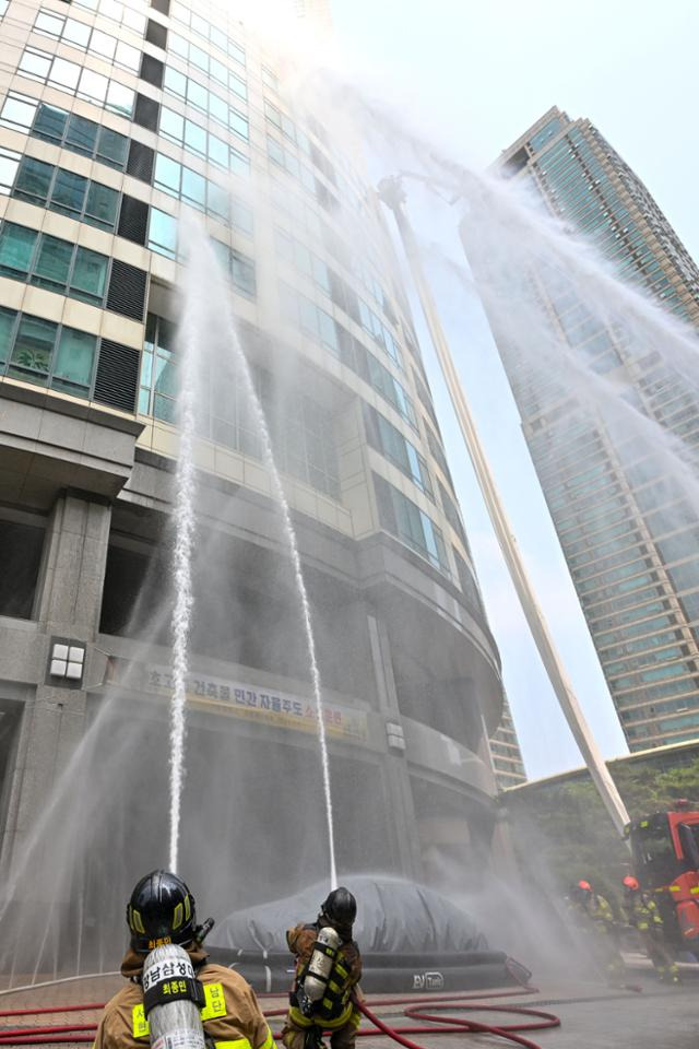 지난해 4월 서울시 소방재난본부 주관 민관 합동 소방훈련이 강남구 도곡동 타워팰리스에서 진행되는 가운데 강남소방서 소방대원들이 화재 진압을 시연하고 있다. 당시 훈련은 지상 55층, 지하 6층의 초고층 건물인 타워팰리스의 지하주차장 내 전기자동차에서 화재가 발생한 상황을 가정, 총 4단계의 진압 과정으로 진행됐다. 최주연 기자