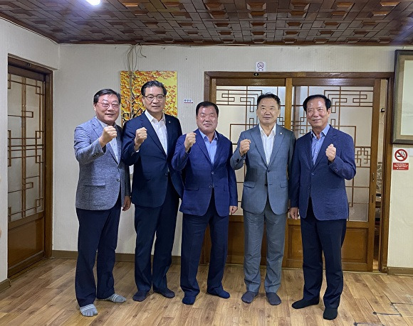 신성범 국회의원(왼쪽 네 번째)과 이승화 산청군수(중앙), 진병영 함양군수(왼쪽 두 번째), 구인모 거창군수(오른쪽), 김윤철 합천군수(왼쪽)가 지난 18일 합천군 지역에 있는 식당에서 행정협의회 회의에 앞서 파이팅을 외치고 있다. [사진=경상남도 거창군]