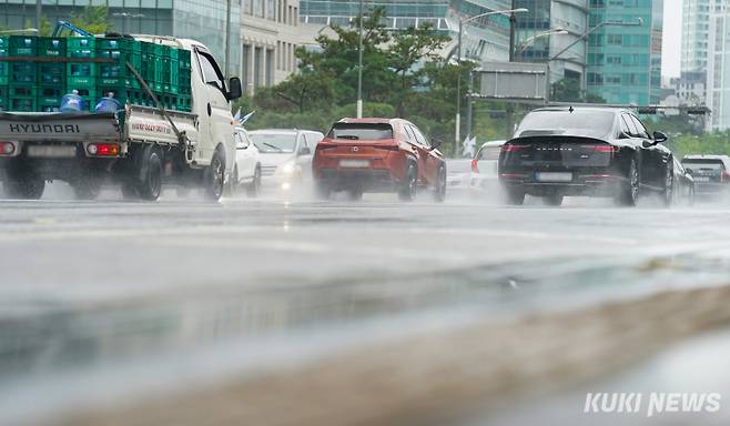 21일 아침 서울 여의도버스환승센터 인근 도로에서 차량들이 물을 튀기며 이동하고 있다.