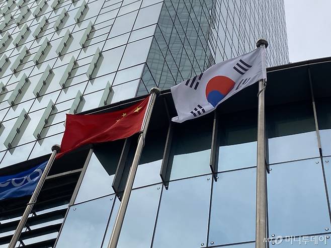 중국 베이징 시내 한 한국기업 베이징법인 본사 건물 앞에 태극기와 오성홍기가 함께 펄럭이고 있다. /사진=우경희