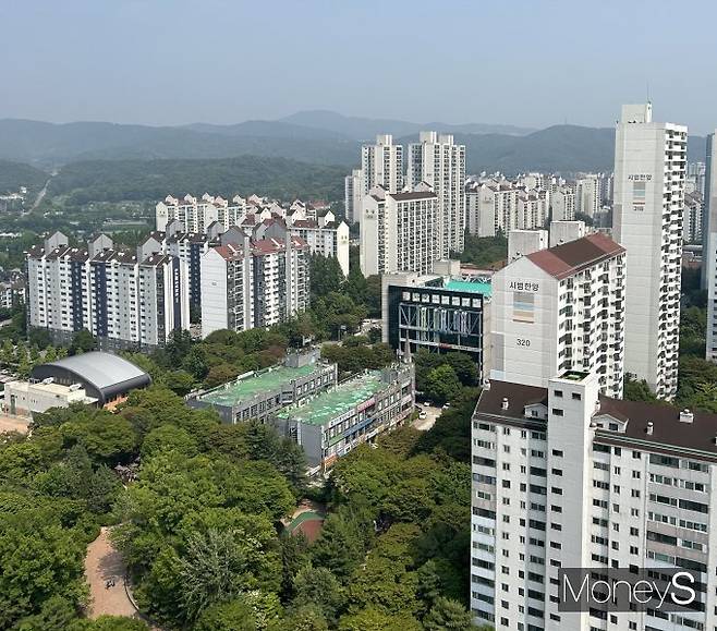 정부가 1기 신도시 재정비 사업의 이주 대책으로 '영구임대주택 재건축'을 활용하겠다고 밝힌 가운데 재건축 이주 수요를 또 다른 재건축으로 감당하겠다는 구상은 현실성이 떨어진다는 지적이다. 사진은 1기신도시 가운데 하나로 재건축을 추진 중인 경기 성남시 분당구의 한 아파트 단지. /사진=김성아 기자