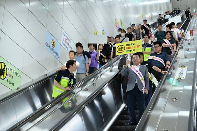 백경현 구리시장(오른쪽 첫번째)이 21일 구리역사를 찾아 환승 통로에 설치된 국내 최장 길이(65m)의 에스컬레이터의 안전성을 확인하고, 출퇴근길에 지하철을 이용하는 시민들의 의견을 직접 청취했다. / 사진제공=구리시