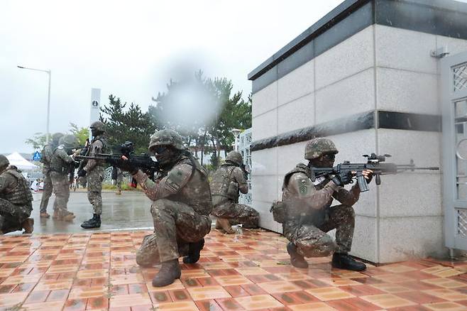 육군 제23경비여단은 19일부터 5일간 민·관·군·경·소방이 함께하는 ‘2024년 을지 자유의 방패(UFS, Ulchi Freedom Shield) 연합연습’을 진행하고 있는 가운데 한국가스공사 삼척기지에서 대상 미상 드론 공격, 폭발 의심물체 발견 및 미상폭발, 거수자 침투, 황산 저장시설 피폭에 따른 황산 유출 및 대피 훈련을 실시하고 있다. 육군 제23경비여단 제공 *재판매 및 DB 금지