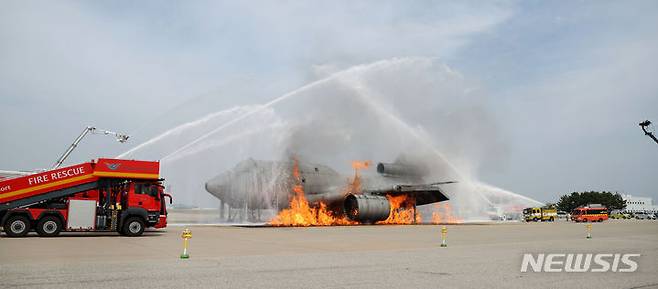 [인천공항=뉴시스] 김선웅 기자 = 사진은 지난 6월5일 인천국제공항 활주로에서 착륙 시도 항공기와 원격주기장 이동 차량 추돌로 인한 화재·폭발을 가정해 열린 2024 READY Korea 2차 훈련 모습. 2024.08.21. mangusta@newsis.com