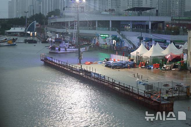 [인천=뉴시스] 전진환 기자 = 바닷물의 높이 차가 가장 크게 벌어지는 백중사리 대조기 기간인 21일 오전 인천 남동구 소래포구의 일부 저지대가 만조때 물에 잠겨 있다. 2024.08.21. amin2@newsis.com