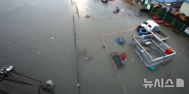 [인천=뉴시스] 전진환 기자 = 바닷물의 높이 차가 가장 크게 벌어지는 백중사리 대조기 기간인 21일 오전 인천 남동구 소래포구의 일부 저지대가 만조때 물에 잠겨 있다. 2024.08.21. amin2@newsis.com