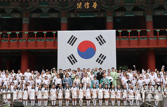 [서울=뉴시스] 김선웅 기자 = 광복절인 지난 15일 서울 종로구 보신각에서 열린 '광복절 기념 타종식'에서 오세훈 서울시장, 파리올림픽 유도 은메달리스트인 허미미 선수 등 독립유공자의 후손들과 시민 대합창단이 합창을 하고 있다. (공동취재) 2024.08.15. photo@newsis.com