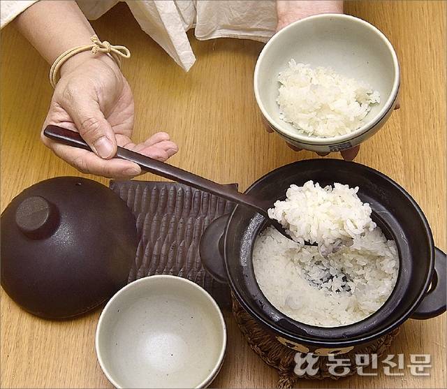 5분간 뜸을 들인 뒤 완성된 솥밥. 강재훈 프리랜서 기자