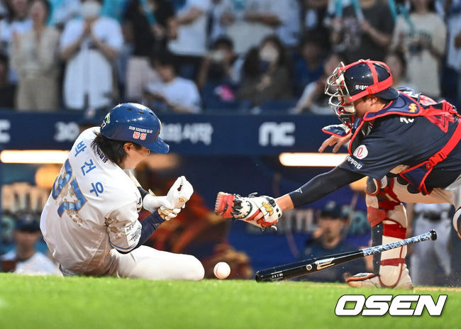 [OSEN=창원, 이석우 기자] NC 박건우가 투구에 손을 맞고 쓰러지고 있다. 2024.07.26 / foto0307@osen.co.kr