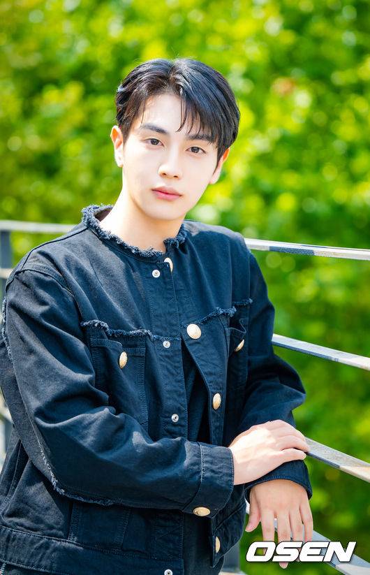 [OSEN=민경훈 기자] tvN 토일드라마 ‘감사합니다’에 출연한 신인 배우 박태린이 최근 서울 마포구 합정동에서 OSEN과 인터뷰를 가졌다.박태린은 드라마 ‘감사합니다’에서 전설의 감사팀장 신차일(신하균 분)의 과거 인물을 맡았다. 그는 신인임에도 안정적인 연기력과 발성, 차분한 감정 표현으로 신차일의 과거 모습을 연기하며 시청자들이 작품에 깊이 몰입할 수 있도록 과거와 현재를 잇는 징검다리 역할을 했다.배우 박태린이 인터뷰에 앞서 포즈를 취하고 있다. 2024.08.17 / rumi@osen.co.kr