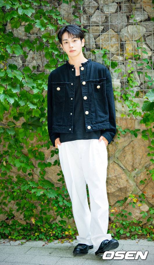 [OSEN=민경훈 기자] tvN 토일드라마 ‘감사합니다’에 출연한 신인 배우 박태린이 최근 서울 마포구 합정동에서 OSEN과 인터뷰를 가졌다.박태린은 드라마 ‘감사합니다’에서 전설의 감사팀장 신차일(신하균 분)의 과거 인물을 맡았다. 그는 신인임에도 안정적인 연기력과 발성, 차분한 감정 표현으로 신차일의 과거 모습을 연기하며 시청자들이 작품에 깊이 몰입할 수 있도록 과거와 현재를 잇는 징검다리 역할을 했다.배우 박태린이 인터뷰에 앞서 포즈를 취하고 있다. 2024.08.17 / rumi@osen.co.kr