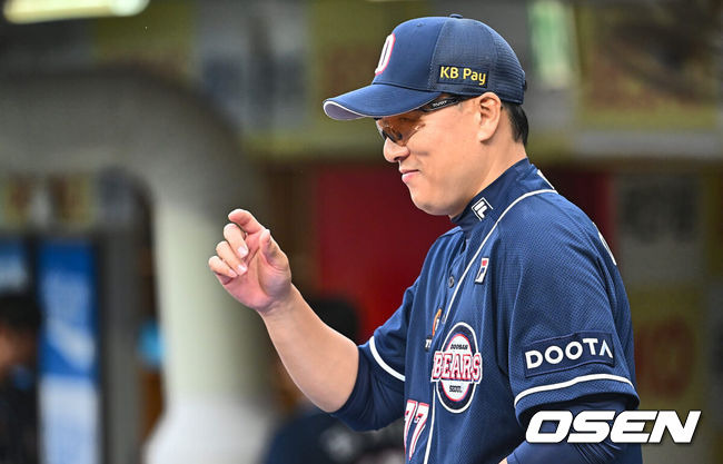 [OSEN=대구, 이석우 기자] 21일 대구삼성라이온즈파크에서 2024 신한 SOL 뱅크 KBO 리그 삼성 라이온즈와 두산 베어스의 경기가 열렸다. 전날 팀 50000안타 기록을 세운 홈팀 삼성은 이승현이 선발 출전하고 방문팀 두산은 최준호를 선발로 내세웠다. 두산 이승엽 감독이 미소짓고 있다. 2024.06.21 / foto0307@osen.co.kr