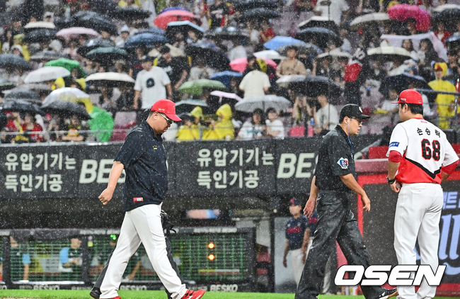 [OSEN=광주, 이석우 기자] 21일 광주-기아 챔피언스필드에서 2024 신한 SOL 뱅크 KBO 리그 KIA 타이거즈와 롯데 자이언츠의 경기가 열렸다.홈팀 KIA는 양현종이 선발 출전하고 방문팀 롯데는 박세웅이 선발 출전했다.KIA 타이거즈 이범호 감독이 7회말 경기가 우천 중단되자 어필하고 더그아웃으로 들어가고 있다. 2024.08.21 / foto0307@osen.co.kr