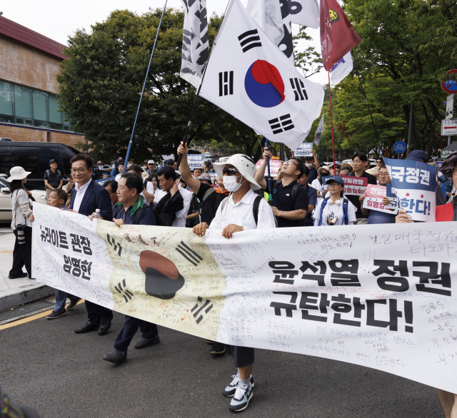 ▲제79주년 광복절을 맞이해 항일독립선열 선양단체 연합(항단연)이 15일 서울 용산구 효창공원 내 삼의사 묘역에서 개최한 광복절 기념식을 마친 참석자들이 독립기념관장 임명 철회 등을 요구하며 행진을 하고 있다. ⓒ연합뉴스