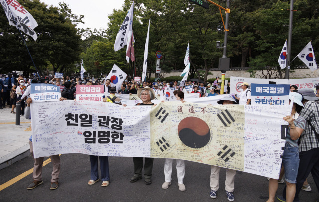 ▲제79주년 광복절인 15일 항일독립선열 선양단체 연합(항단연)이 서울 용산구 효창공원 내 삼의사 묘역에서 개최한 광복절 기념식을 마친 참석자들이 독립기념관장 임명 철회 등을 요구하며 행진을 하고 있다. ⓒ연합뉴스