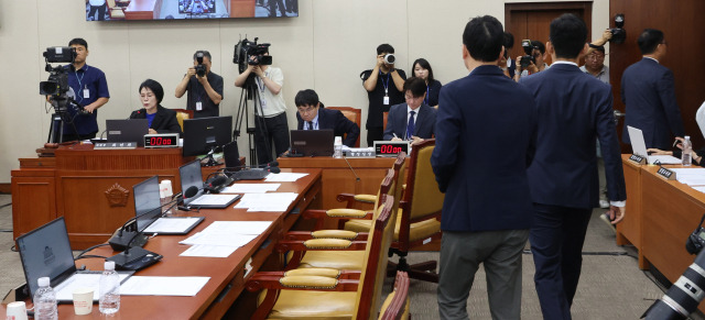 ▲ 8월 21일 오전 국회에서 열린 과학기술방송통신위원회의 '불법적 방문진 이사 선임 등 방송장악 관련' 3차 청문회'에서 국민의힘 소속 의원들이 추가 증인 등 출석요구의 건이 상정되자 퇴장하고 있다. ⓒ연합뉴스