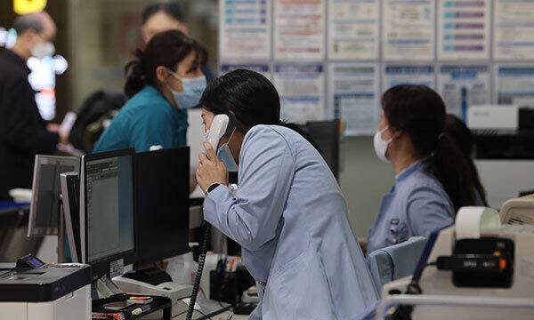 한 대학병원에서 간호사들이 업무를 보고 있다. 연합뉴스