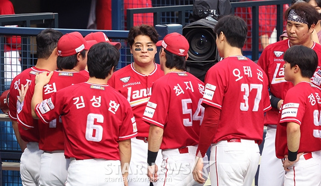 [포토] 추신수 '빚 지고는 못 사는 인천 사나이들'