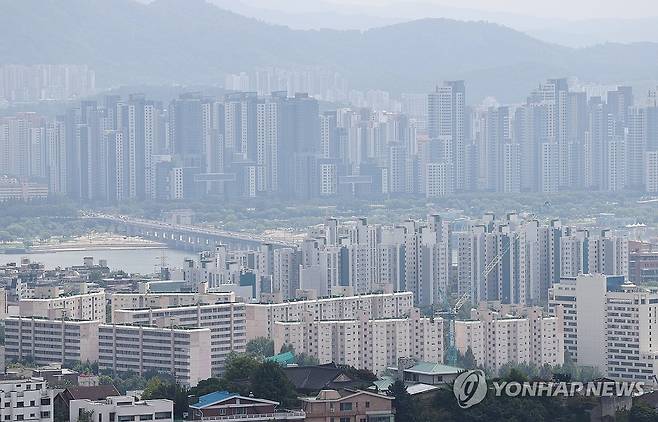 서울 남산에서 바라본 시내 아파트 단지의 모습 [연합뉴스 자료사진]