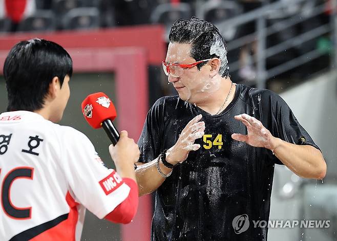 축하 세리머니 받은 양현종 (광주=연합뉴스) 조남수 기자 = 21일 광주기아챔피언스필드에서 열린 프로야구 롯데 자이언츠와 KIA 타이거즈의 경기. 이날 KBO 역대 최다 탈삼진 달성 기록을 세운 KIA 양현종이 경기 후 동료의 축하 세리머니를 받고 있다. 2024.8.21     iso64@yna.co.kr