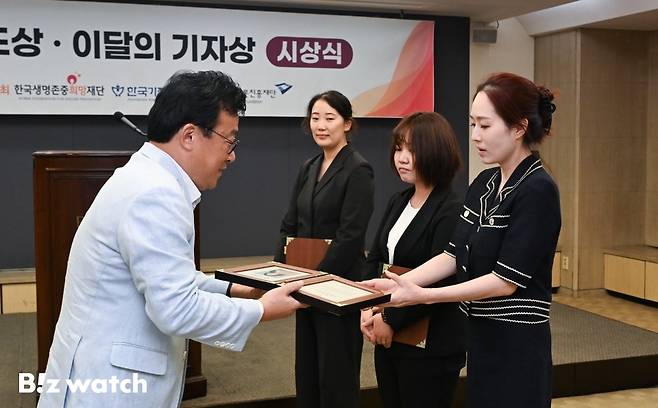 박종현 한국기자협회장이 22일 서울 중구 태평로 프레스센터에서 열린 제407회 이달의기자상 시상식에서 본지 김보라, 편지수, 송재민 기자에게 상패를 전달하고 있다. /사진=이명근 기자 qwe123@