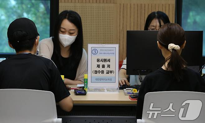 2025학년도 대학수학능력시험 응시원서 접수가 시작된 22일 대전시교육청에서 수험생들이 원서 접수를 하고 있다. 2024.8.22/뉴스1 ⓒ News1 김기태 기자