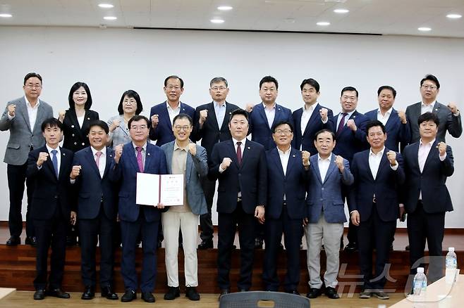 국민의힘 울산광역시당이 지난 21일 울산시당 5층 강당에서 시당위원장·시의원 간담회를 갖고 시의회 원내대표를 선출했다고 22일 밝혔다.(국민의힘 울산시당 제공)