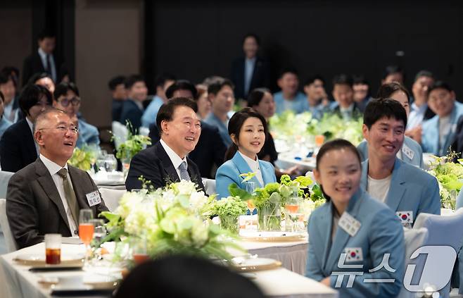 윤석열 대통령과 김건희 여사가 22일 서울 중구 신라호텔에서 열린 '2024 파리올림픽 선수단 격려 행사'에서 선수들의 소감을 듣고 있다. (대통령실 제공) 2024.8.22/뉴스1 ⓒ News1 송원영 기자