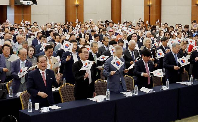 제79주년 광복절인 지난 15일 오전 서울 용산구 백범김구기념관에서 광복회가 주최한 8.15 광복절 기념식에서 이종찬 광복회장(앞줄 왼쪽) 등 참석자들이 광복절 노래를 부르고 있다. 김형석 신임 독립기념관장의 역사관을 둘러싼 갈등이 봉합되지 않으면서 광복회를 비롯한 독립운동단체연합은 이날 자체 광복절 기념식을 열었다. 광복회의 광복절 기념식 불참은 1965년 창립 이후 처음이다. /뉴스1