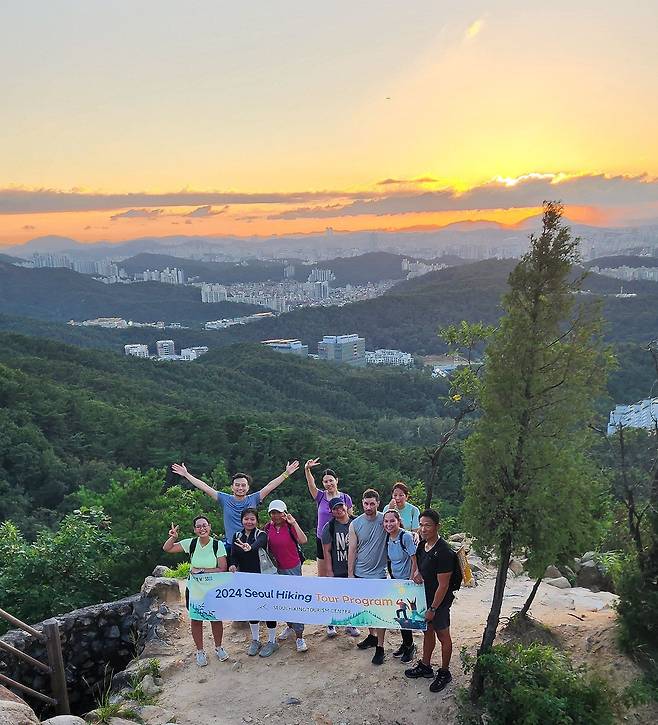 정기 산행 프로그램에 참가한 외국인 관광객./서울관광재단 제공