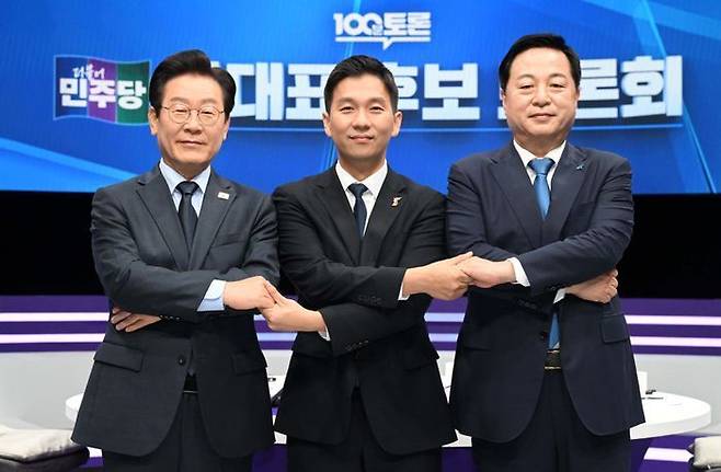 더불어민주당 이재명·김지수·김두관 당대표 후보가 지난 13일 서울 마포구 상암동 MBC신사옥 스튜디오에서 열린 당대표 후보 방송토론회에 앞서 기념촬영을 하고 있다. ⓒ뉴시스