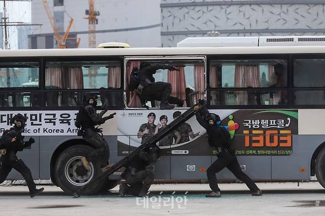 국방부는 22일 "지난 19일부터 22일까지 북한의 침략에 대비한 방어적 성격의 '을지 자유의 방패(UFS)' 연습을 시행했다"고 밝혔다. 사진은 육군 53사단 군사경찰 대테러특임대가 버스를 타고 도주하는 테러범들을 제압하는 모습. ⓒ육군