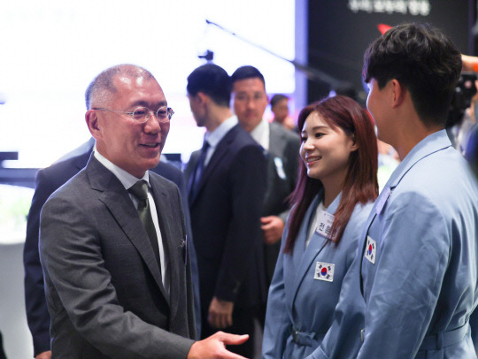 정의선(왼쪽) 현대차그룹 회장이 22일 서울의 한 호텔에서 열린 '2024 파리올림픽 선수단 격려 행사'에 참석해 양궁 전훈영(오른쪽 두 번째), 김제덕 등과 인사하고 있다. 연합뉴스