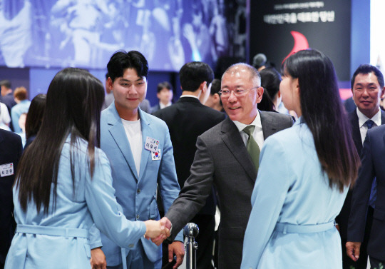 정의선(오른쪽 두 번째) 현대차그룹 회장이 22일 서울의 한 호텔에서 열린 '2024 파리올림픽 선수단 격려 행사'에 참석해 양궁 이우석(왼쪽 두 번째), 임시현(맨 오른쪽), 남수현(왼쪽 첫 번째) 선수와 인사하고 있다. 연합뉴스