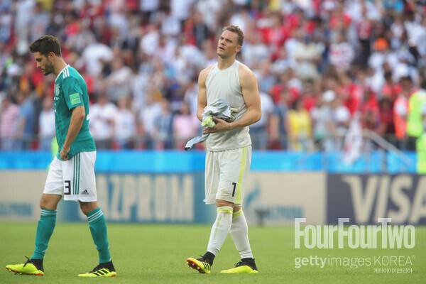 사진=게티이미지. 오랫동안 뮌헨의 의장을 역임했던 루메니게도 노이어에게 메시지를 건넸다. 그는 "노이어는 대표팀에서 엄청난 커리어를 쌓으며 역사를 만들었다. 그는 독일 축구가 배출한 최고의 선수다. 그는 골키퍼의 개념을 바꿨고 이를 새로운 단계로 접어들게 했다. 그는 기준을 세웠고, 모든 골키퍼들이 그의 기준을 따라하게 했다. 2011년 그를 영입한 것은 뮌헨의 역사상 최고 영입이었다. 마누엘의 관점에서 볼 때, 오로지 뮌헨에만 집중하기로 한 것은 옳다. 그는 다가오는 시즌, 더 성공적인 결과를 만들어내기 위해 최선을 다할 것이다"라고 전했다.