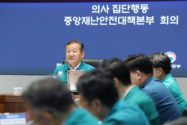 이상민 행정안전부 장관이 22일 서울 종로구 정부서울청사 서울상황센터에서 의사 집단행동 중앙재난안전대책본부 회의를 주재하고 있다.(ⓒ뉴스1, 무단 전재-재배포 금지)