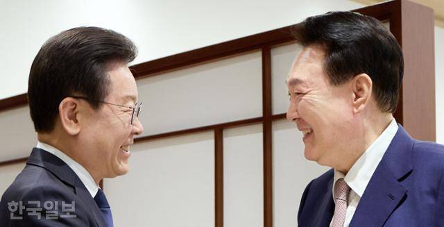 윤석열 대통령이 지난 4월 29일 서울 용산 대통령실 청사에서 이재명 더불어민주당 대표와 만나 악수하고 있다. 대통령실 제공