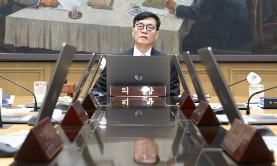 이창용 한국은행 총재가 22일 서울 중구 한국은행에서 열린 금융통화위원회를 주재하고 있다. 사진공동취재단