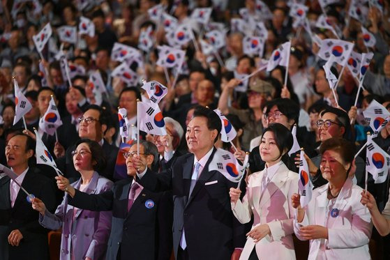 윤석열 대통령과 김건희 여사가 지난 15일 서울 종로구 세종문화회관에서 열린 제79주년 광복절 경축식에서 태극기를 흔들고 있다. 이날 경축식은 광복회 등 독립운동단체들과 국회의장, 야당 지도부가 불참한 채로 진행됐다. 대통령실통신사진기자단