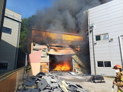 충북 진천군 소재 산업용 배터리 도매 창고에서 22일 오전 화재가 발생한 모습. 사진 진천소방서