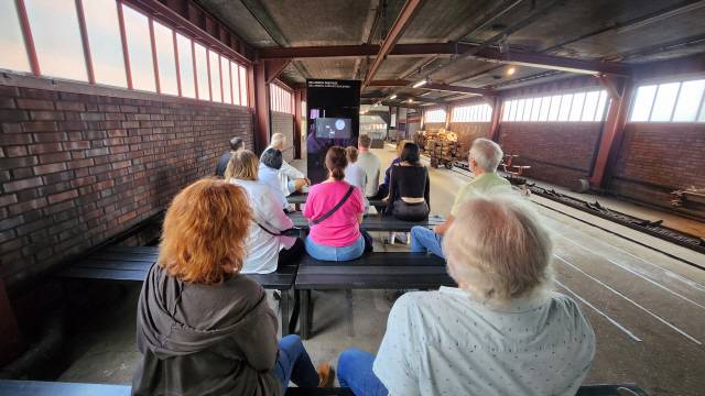에센 졸페라인을 방문한 관광객들이 탄광의 역사를 담은 영상을 보고 있다.&nbsp;