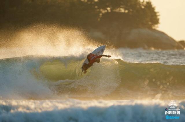 ▲ 양양군은 양양군서핑협회 주관으로 24~25일 현북면 중광정리 서피비치에서 ‘2024 양양 서핑 페스티벌’을 개최하는데 이어 9월부터 11월 중 파도가 있는 날 중 5일간, 인구·설악·물치·남애3리·죽도해변에서 ‘양양군수배 국제서핑대회’를 진행할 예정이다. 서핑대회 모습. 사진제공=양양군청