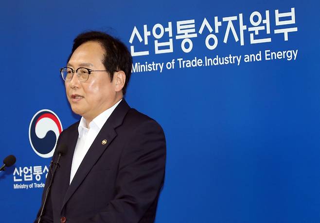 South Korean Trade Minister Cheong In-kyo speaks to reporters about the country's new trade roadmap at Sejong Government Complex on Thursday. (Yonhap)