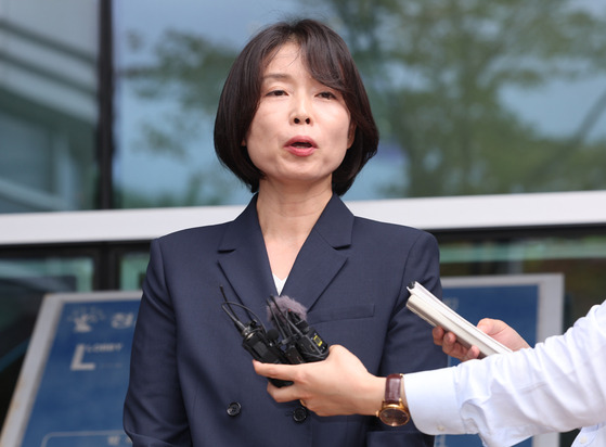 Roh Soh-yeong's lawyer Kim Su-jeong talks to the press in front of the Seoul Family Court in Seocho District, southern Seoul, after the ruling on Roh's damages suit came out on Thursday. [YONHAP]