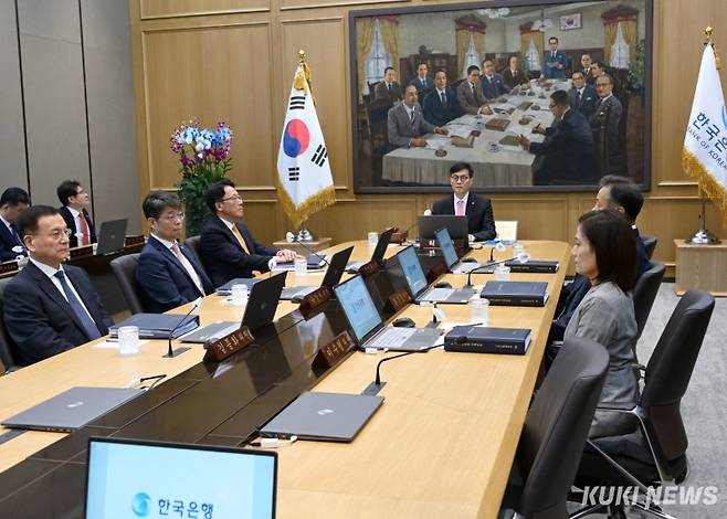 이창용 한국은행 총재가 22일 서울 중구 한국은행에서 열린 금융통화위원회를 주재하고 있다.  사진공동취재단 제공