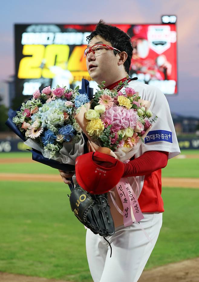 21일 광주기아챔피언스필드에서 열린 프로야구 롯데 자이언츠와 KIA 타이거즈의 경기. KBO 역대 최다 탈삼진 기록을 달성한 KIA 양현종이 꽃다발을 한 아름 받아 들고 있다. [사진 제공=연합뉴스]