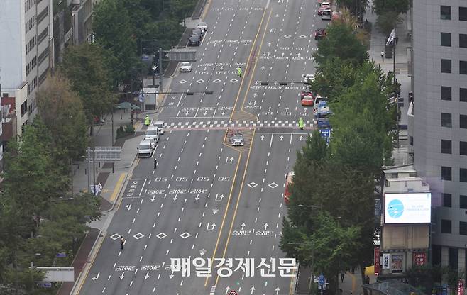 전국 민방위 훈련이 실시된 22일 오후 서울 도심 세종대로에서 차량 이동이 통제되고 있다.

서울시는 공습시 시민의 대응 역량을 강화하기 위해 이날 오후 2시부터 20분간 ‘공습대비 민방위훈련’을 실시했다. 2024.8.22[이충우기자]